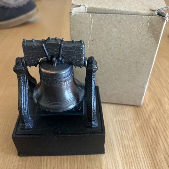 1976 Cast Iron Liberty Bell Coin Bank Harrisburg, PA - Picture 6 of 6